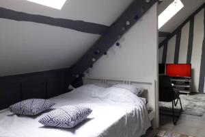 Postel nebo postele na pokoji v ubytování Loft Haut de Gamme Centre Montargis, Place de Parking, Local à vélos, Linge de lits et serviettes, coin rivière amenagé, Hamac, Épicerie, Vélos en option, Tout confort jusqu'à 4 voyageurs