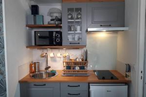 Kuchyň nebo kuchyňský kout v ubytování Loft Haut de Gamme Centre Montargis, Place de Parking, Local à vélos, Linge de lits et serviettes, coin rivière amenagé, Hamac, Épicerie, Vélos en option, Tout confort jusqu'à 4 voyageurs