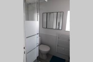 Koupelna v ubytování Loft Haut de Gamme Centre Montargis, Place de Parking, Local à vélos, Linge de lits et serviettes, coin rivière amenagé, Hamac, Épicerie, Vélos en option, Tout confort jusqu'à 4 voyageurs + 18 fotografií