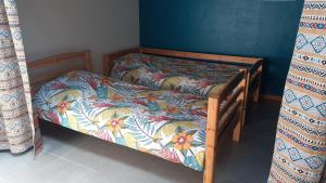 a small bed in a corner of a room at au fil du temps perdu in Wismes