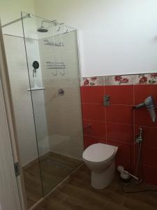 een badkamer met een toilet en een glazen douche bij Donna Concetta in Mazara del Vallo