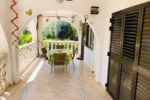 a dining room with a table and a window at Paraíso de playas y luz in Alcossebre