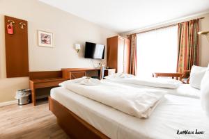 Postel nebo postele na pokoji v ubytování Hotel Blutenburg