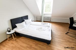 Postel nebo postele na pokoji v ubytování Hotel Blutenburg