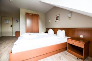 Postel nebo postele na pokoji v ubytování Hotel Blutenburg