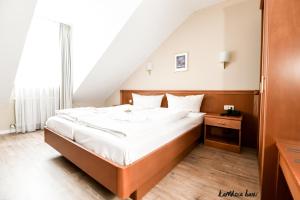 Postel nebo postele na pokoji v ubytování Hotel Blutenburg
