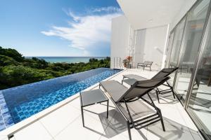 Kolam renang di atau dekat dengan Blue Rela Luxe Resort Okinawa