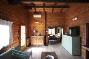 um quarto com paredes de madeira e uma cozinha com um frigorífico em IseoLakeRental - Villa Alessandra em Riva di Solto