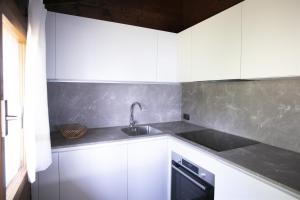 A kitchen or kitchenette at IseoLakeRental - Villa Alessandra