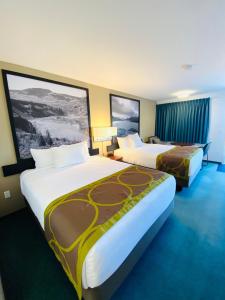 ein Hotelzimmer mit zwei Betten in einem Zimmer in der Unterkunft Super 8 by Wyndham 100 Mile House in One Hundred Mile House + 44 Fotos