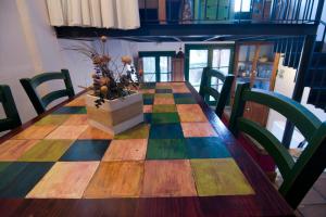 Porrera的住宿－LA CASETA DEL PRIORAT II，一张带五颜六色台面的长木桌