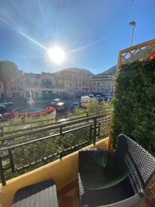uma varanda com 2 cadeiras e vista para uma rua em Casa Sandrina em Caprino Veronese