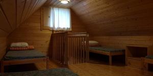 Solliden Camping tesisinde bir odada yatak veya yataklar