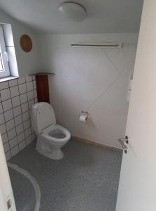 A bathroom at Lyngsågaard H