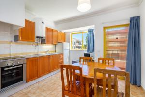 Η κουζίνα ή μικρή κουζίνα στο Lucky Beachside by Encantos do Algarve - 413