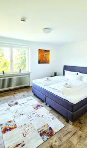 um quarto com uma cama grande e um tapete em Sanosueno 4 em Sonthofen