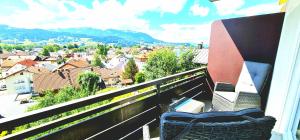 balcón con silla y vistas a la ciudad en Sanosueno 4, en Sonthofen 3 fotos más