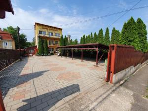 un patio de ladrillo con un edificio en el fondo en Abigél Vendégház en Miskolctapolca