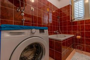 una lavadora en un baño con lavabo en Double Bedroom Seaview, en Crikvenica 22 fotos más