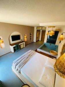 um quarto com uma cama grande e uma televisão em Z Exclusive Hotel and Villas em Oludeniz