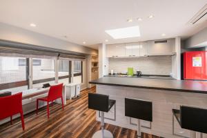A cozinha ou cozinha compacta de NC Square Shinjuku -All Suite Residence-
