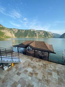 eine Terrasse mit Blick auf ein Gewässer in der Unterkunft Vila Levitas in Dubova