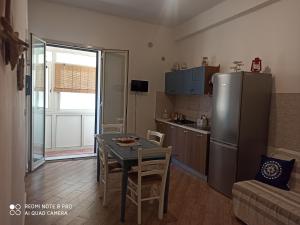 kuchnia ze stołem i lodówką ze stali nierdzewnej w obiekcie Casa Sferracavallo w mieście Sferracavallo