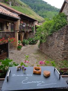 un tavolo con due fette di pane sopra di Posada Reserva Verde a Bárcena Mayor
