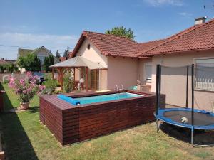 Bazén v ubytování Aqua Azur Apartman nebo v jeho okolí