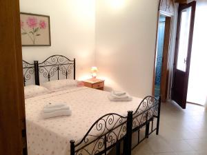 ein Schlafzimmer mit einem Bett mit zwei Handtüchern darauf in der Unterkunft Affittacamere La saracina in Presicce
