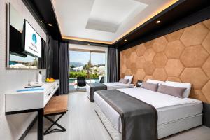 TV a/nebo společenská místnost v ubytování Dosinia Luxury Resort-Ultra All Inclusive