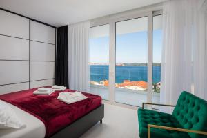 Posteľ alebo postele v izbe v ubytovaní Villa Adria View with Heated Pool I