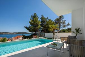 Bazén v ubytovaní Villa Adria View with Heated Pool I alebo v jeho blízkosti