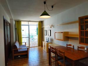 a kitchen and dining room with a table and chairs at Peñiscola Playa Orangecosta in Peniscola