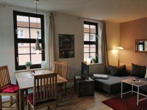 a living room with a couch and a table at Ferienwohnungen Marktstrasse 15 in Quedlinburg