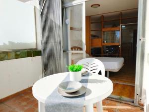 a white table and chairs in a room with a tub at PeñiscolaPlaya Orangecosta in Peniscola