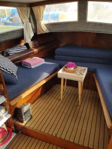 Een zitgedeelte bij Boat Ella - kamperen op het water -niet om mee te varen -read host profile-lees hostprofiel