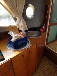 Een keuken of kitchenette bij Boat Ella - kamperen op het water -niet om mee te varen -read host profile-lees hostprofiel