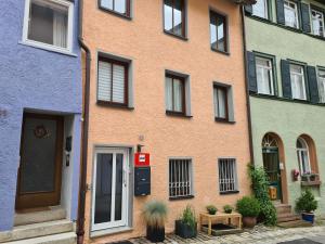 ein Backsteingebäude mit einer Eingangstür und Fenstern in der Unterkunft Gästeapartment Pfaff in Rottweil