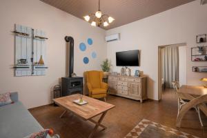 Iosif de Home في Kournás: غرفة معيشة مع أريكة وتلفزيون