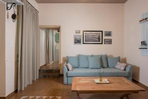 Sala de estar con sofá azul y mesa de centro en Iosif de Home en Kournás