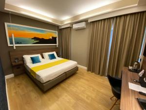 Habitación de hotel con cama y escritorio en 7th Floor Suite en Nápoles