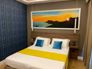 Tempat tidur dalam kamar di 7th Floor Suite