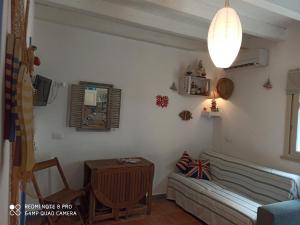 salon z kanapą i stołem w obiekcie Casetta Dei Pescatori w mieście Castellammare del Golfo