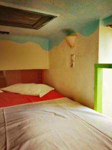 Un pat sau paturi într-o cameră la ELLADA 11 - ARTIST GALLERY