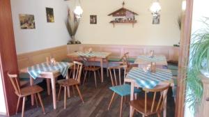 un groupe de tables et de chaises dans un restaurant dans l'établissement Wirtshaus Birkenhof, à Weißenstadt