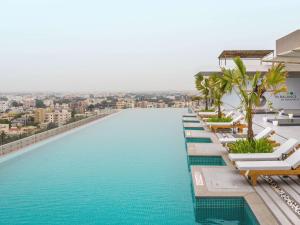 Bazén v ubytování Novotel Vijayawada Varun nebo v jeho okolí
