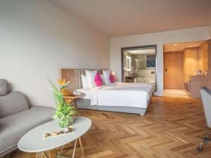 Postel nebo postele na pokoji v ubytování Novotel Vijayawada Varun
