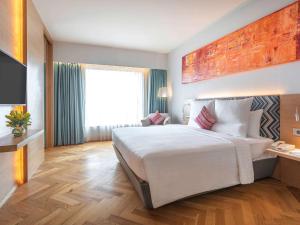 Postel nebo postele na pokoji v ubytování Novotel Vijayawada Varun