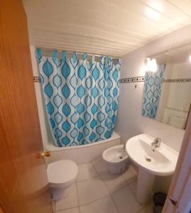 ein Badezimmer mit einem WC-Waschbecken und einem Duschvorhang in der Unterkunft Apartamento Zodiac AB 2 C in Lloret de Mar